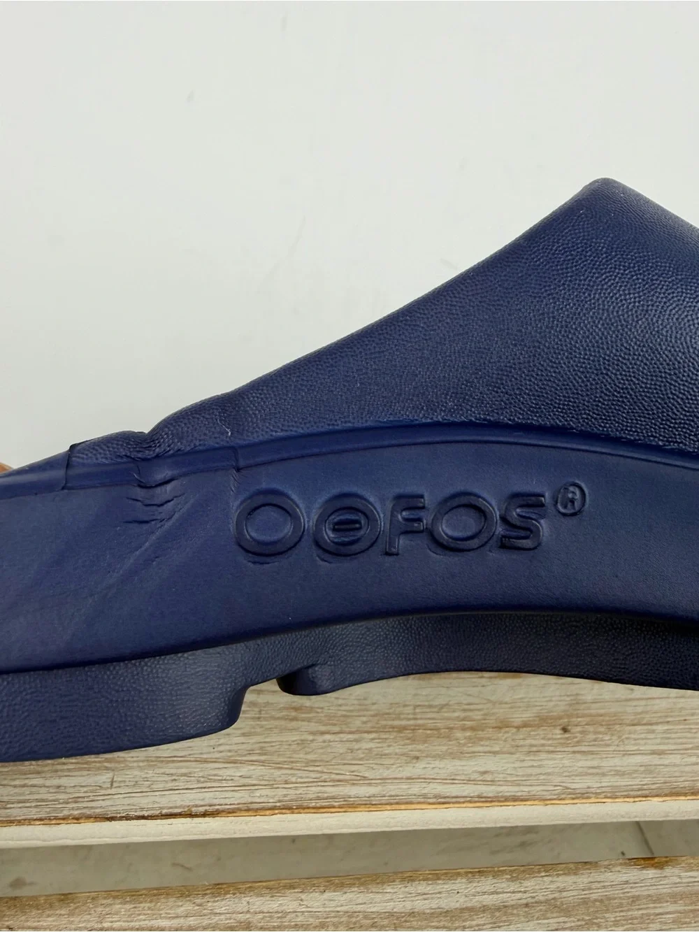 OOFOS Recovery slides in navy impact-absorbing foam technology unisex W11 M9